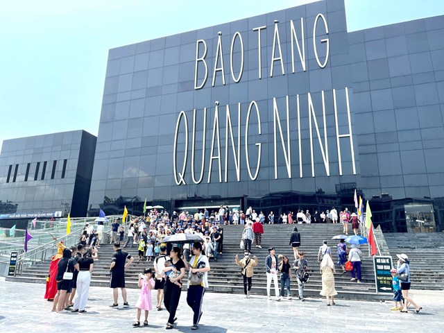 Lượng khách đến Quảng Ninh trong dịp nghỉ lễ cao vượt dự kiến